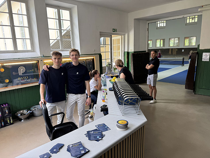 Die Schläger kann man vor Ort ausleihen: „PATO Pickleball“ eröffnete am 03.05.2025  (©Foto: Martin Schmitz)